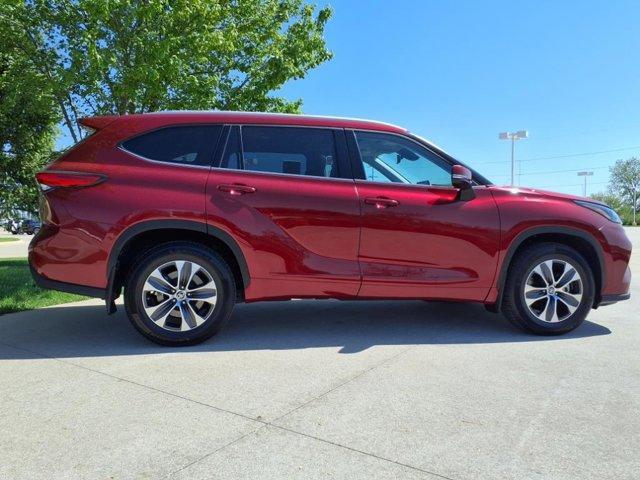 used 2022 Toyota Highlander car, priced at $41,999