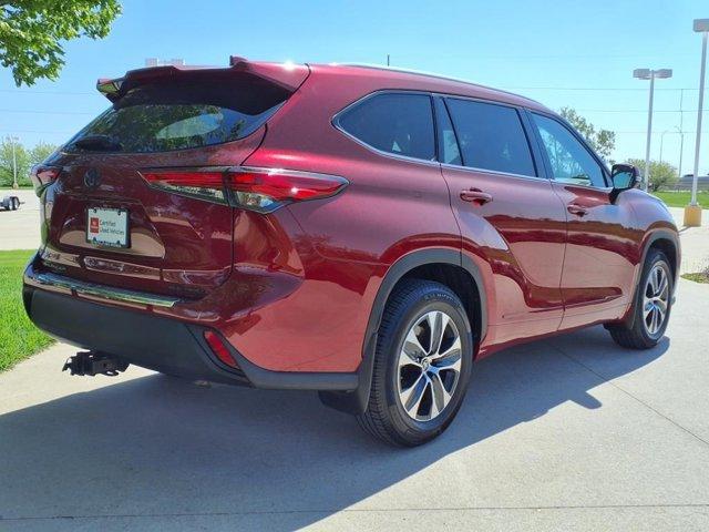 used 2022 Toyota Highlander car, priced at $41,999