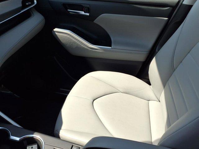 used 2022 Toyota Highlander car, priced at $41,999