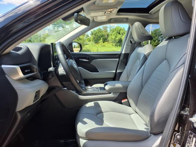 used 2023 Toyota Highlander car, priced at $42,999