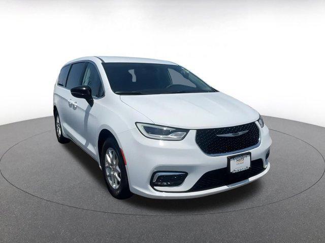 used 2024 Chrysler Pacifica car, priced at $30,384