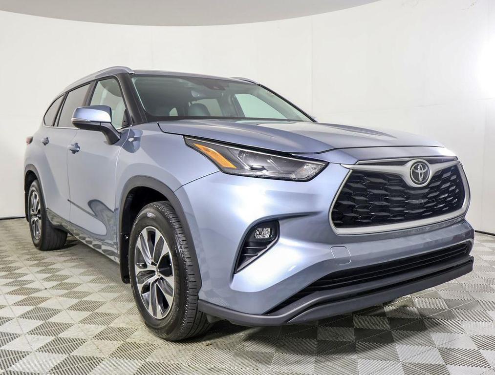 used 2024 Toyota Highlander car, priced at $39,998