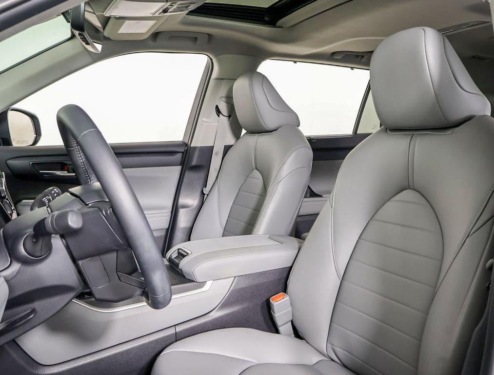 used 2024 Toyota Highlander car, priced at $39,998