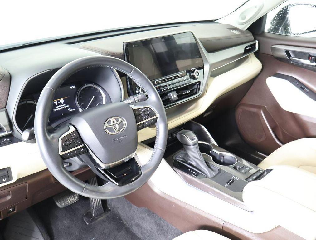 used 2021 Toyota Highlander car, priced at $33,993
