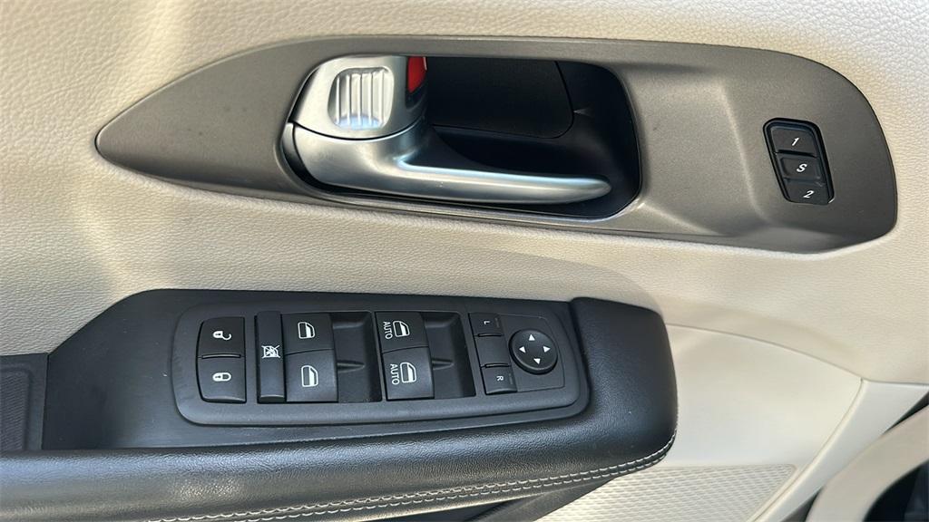 used 2022 Chrysler Pacifica car, priced at $18,971