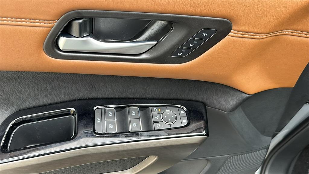 new 2025 Nissan Pathfinder car, priced at $48,972