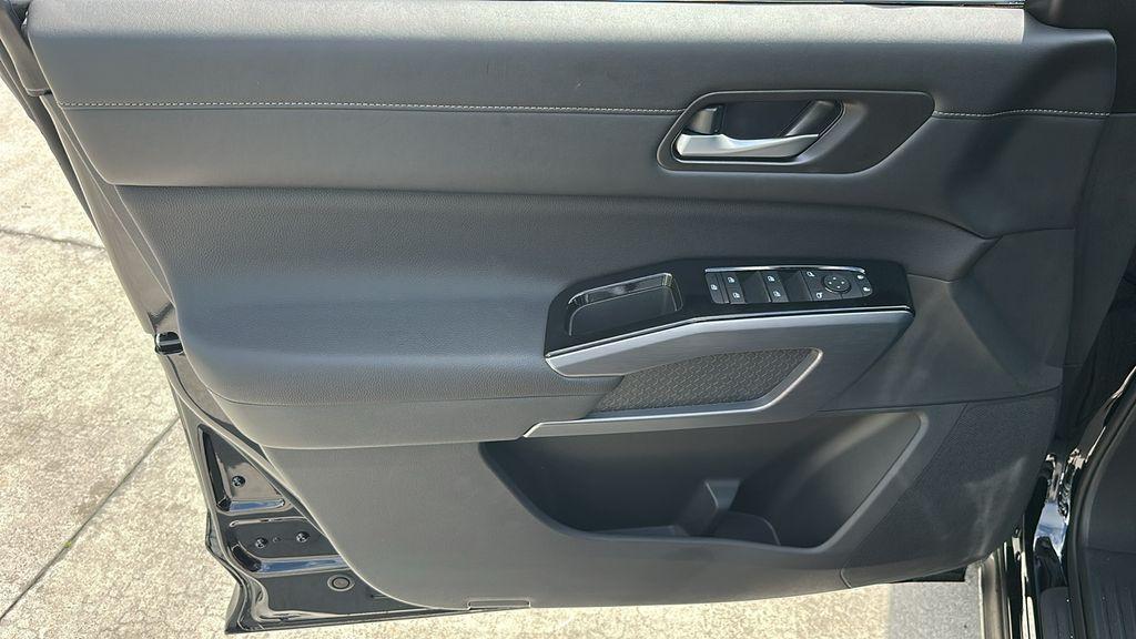 new 2025 Nissan Pathfinder car, priced at $35,921