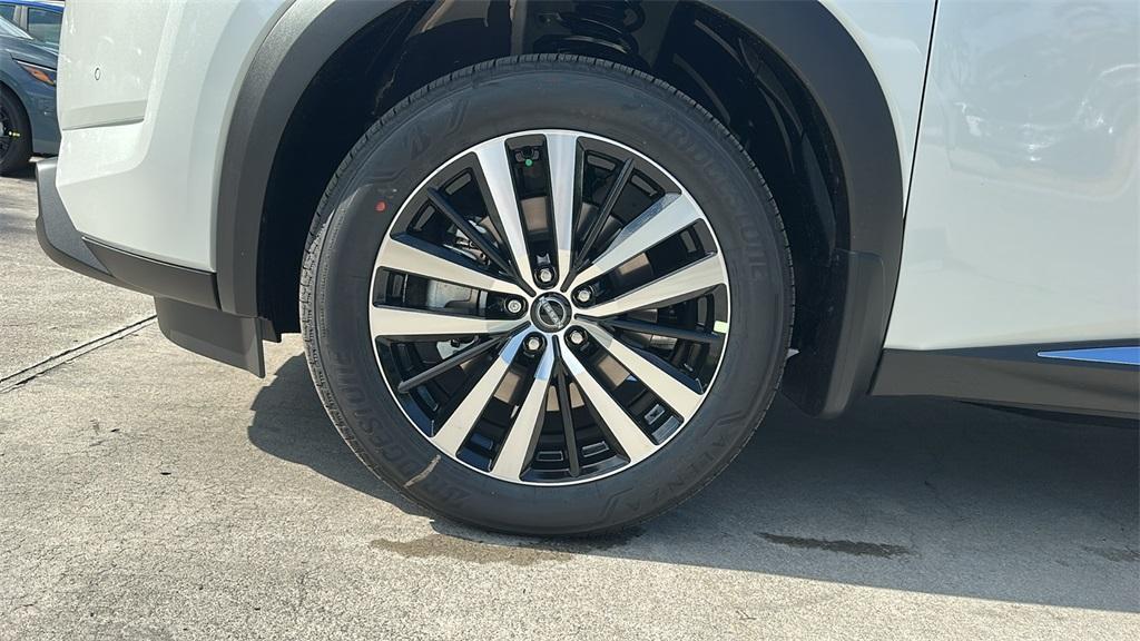 new 2025 Nissan Pathfinder car, priced at $48,922