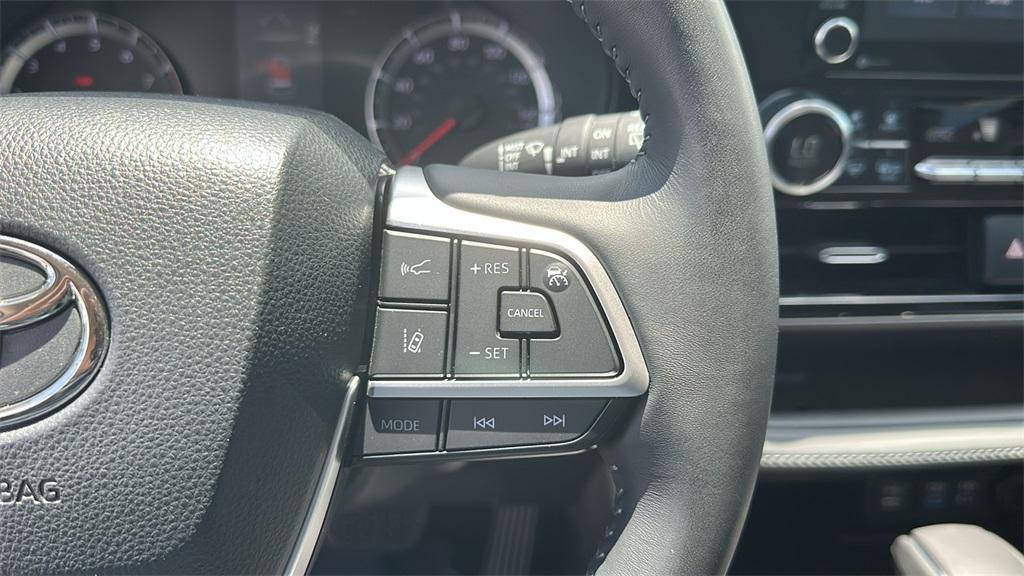 used 2022 Toyota Highlander car, priced at $29,888