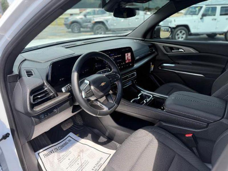 used 2024 Chevrolet Traverse car, priced at $37,998