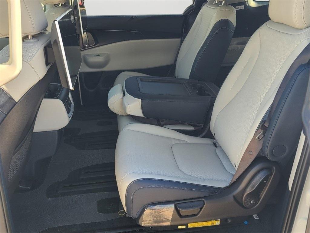 new 2025 Kia Carnival Hybrid car, priced at $50,195