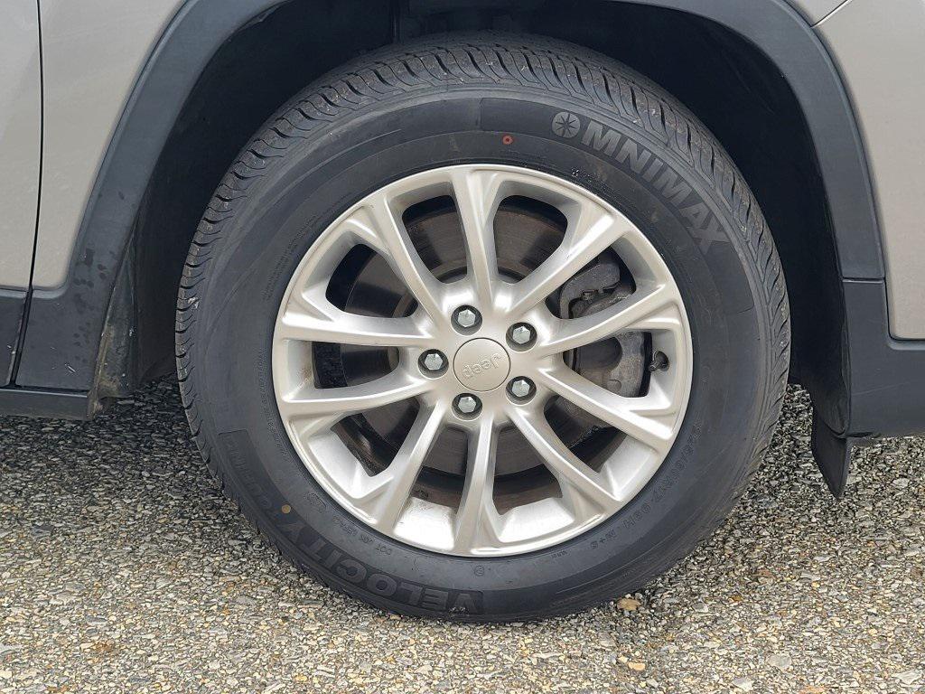 used 2019 Jeep Cherokee car, priced at $15,490