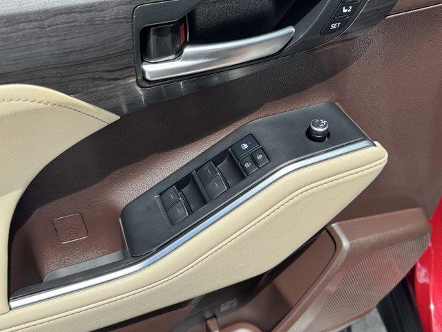 used 2021 Toyota Highlander Hybrid car, priced at $35,895