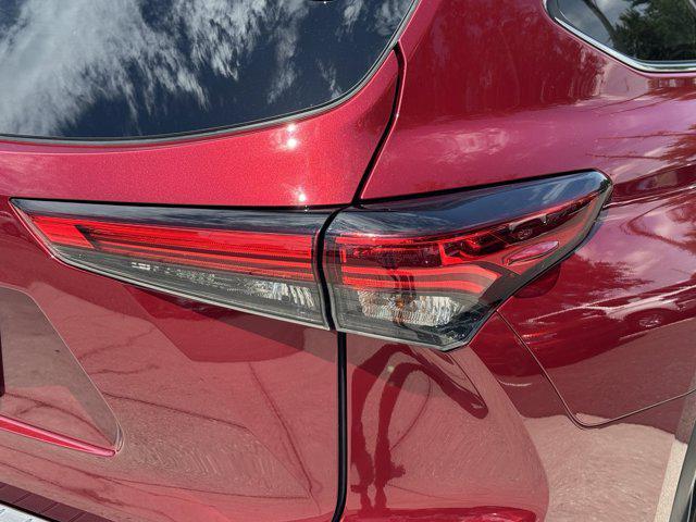 used 2021 Toyota Highlander Hybrid car, priced at $35,895