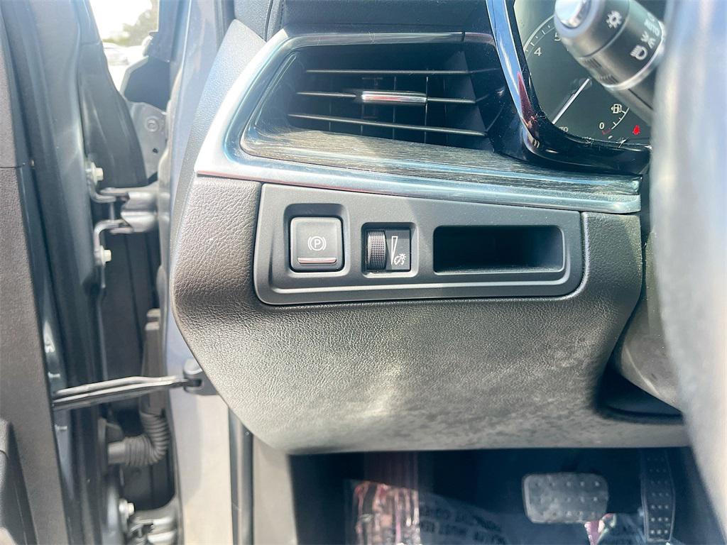 used 2022 Cadillac XT5 car, priced at $26,800