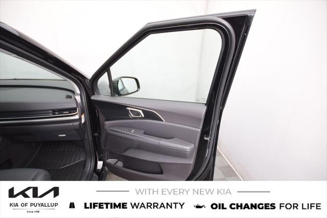 new 2025 Kia Carnival Hybrid car, priced at $57,625