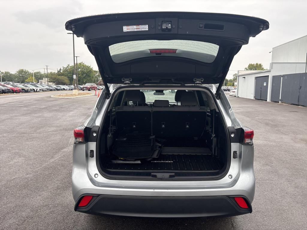 used 2022 Toyota Highlander Hybrid car, priced at $31,800