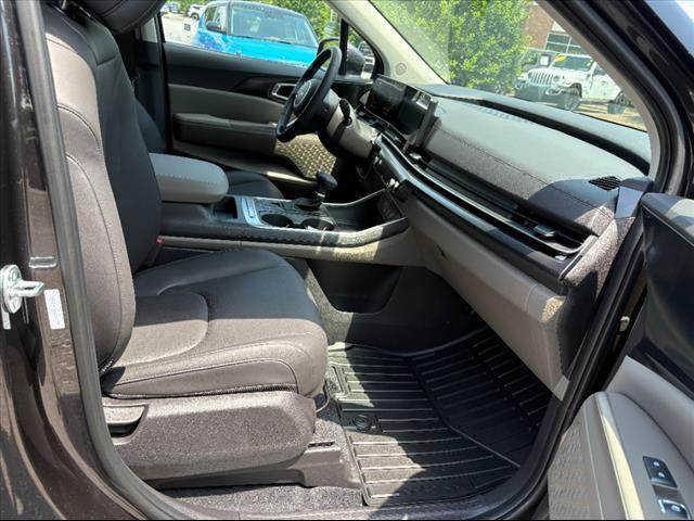 new 2025 Kia Carnival car, priced at $40,581