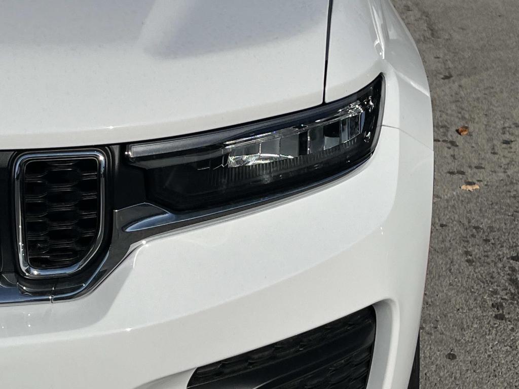 new 2025 Jeep Grand Cherokee car, priced at $38,997