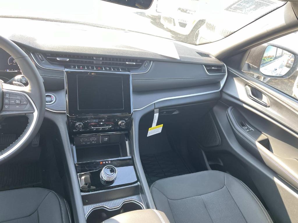 new 2025 Jeep Grand Cherokee car, priced at $38,997