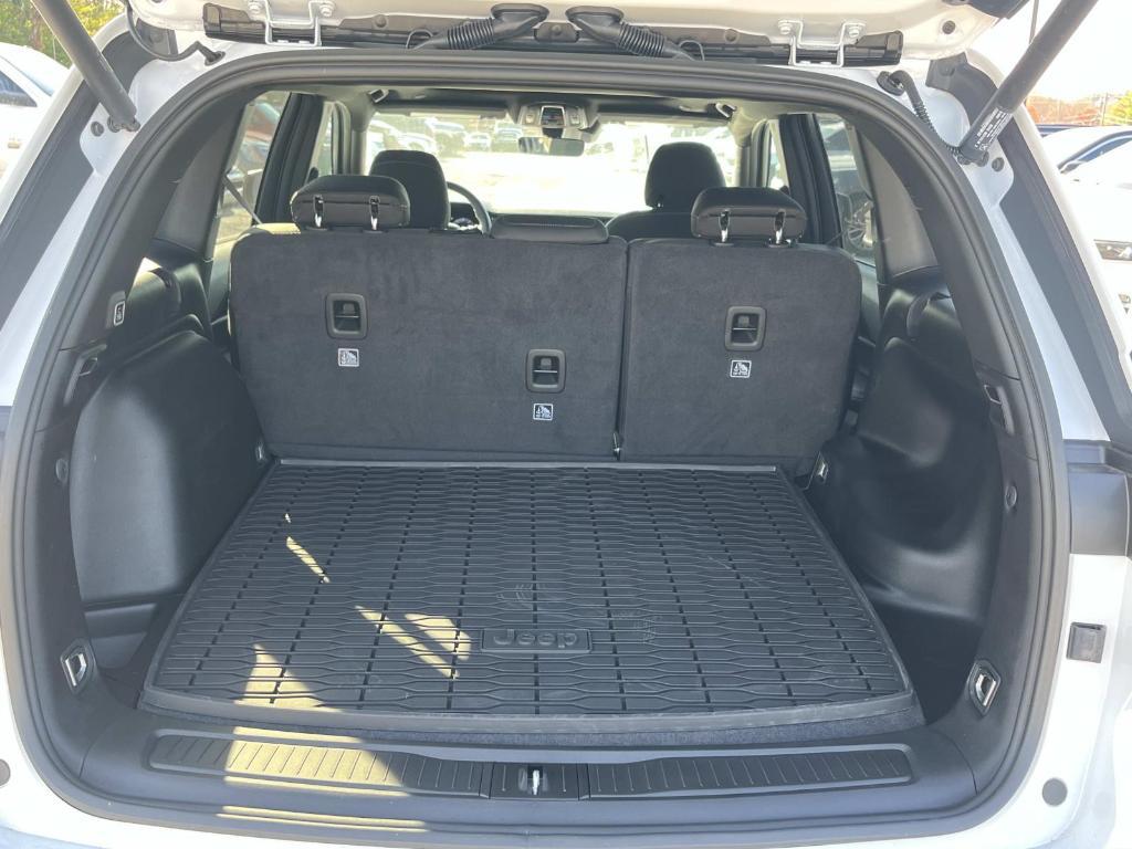 new 2025 Jeep Grand Cherokee car, priced at $38,997