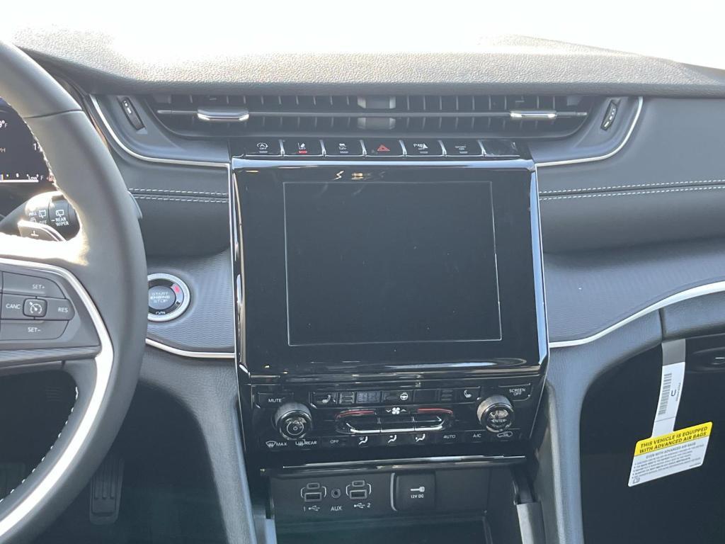 new 2025 Jeep Grand Cherokee car, priced at $38,997