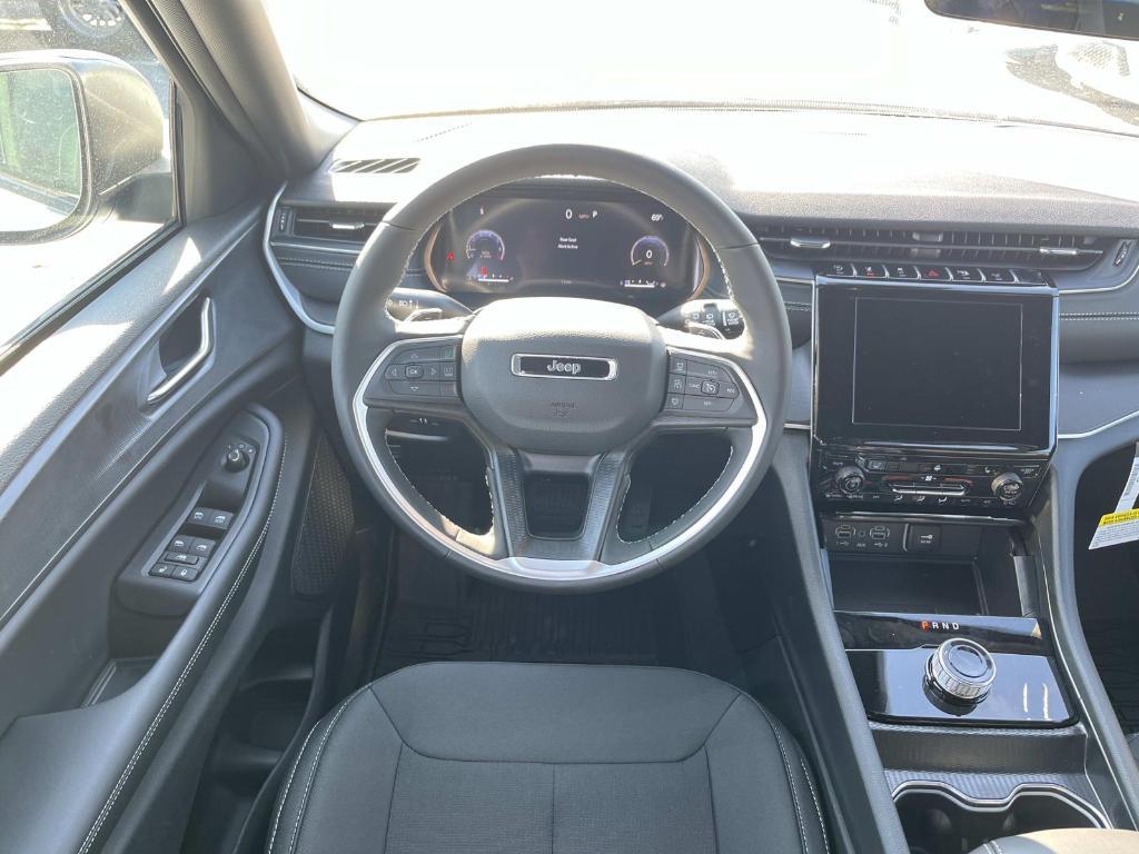 new 2025 Jeep Grand Cherokee car, priced at $38,997