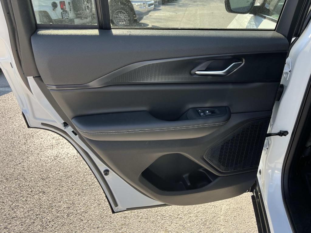 new 2025 Jeep Grand Cherokee car, priced at $38,997