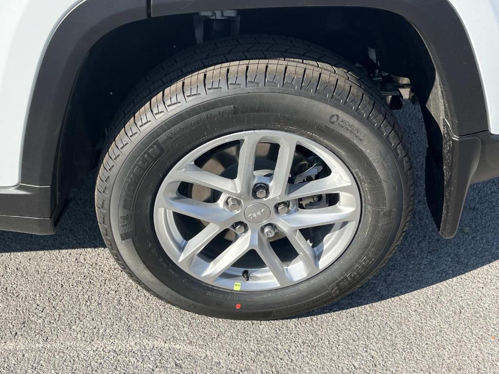 new 2025 Jeep Grand Cherokee car, priced at $38,997