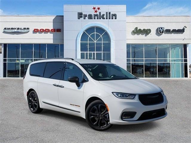 new 2024 Chrysler Pacifica car, priced at $38,297