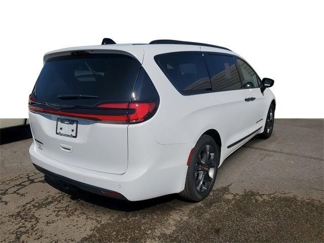 new 2024 Chrysler Pacifica car, priced at $38,297