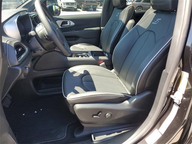 new 2025 Chrysler Pacifica Hybrid car, priced at $43,880
