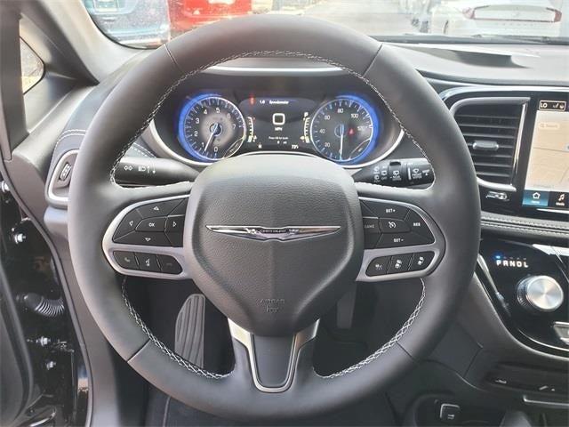 new 2025 Chrysler Pacifica car, priced at $45,358