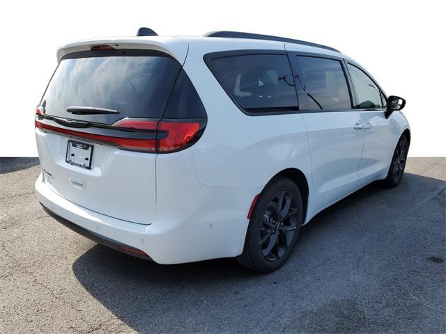 new 2024 Chrysler Pacifica car, priced at $39,237