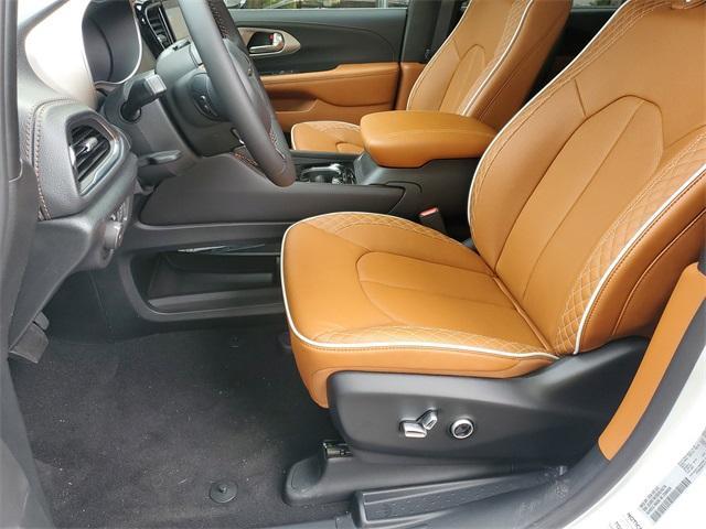 new 2025 Chrysler Pacifica Hybrid car, priced at $45,714