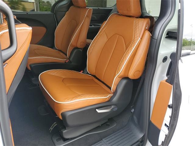 new 2025 Chrysler Pacifica Hybrid car, priced at $45,714