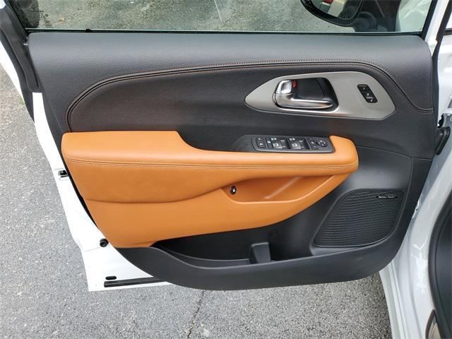 new 2025 Chrysler Pacifica Hybrid car, priced at $45,714
