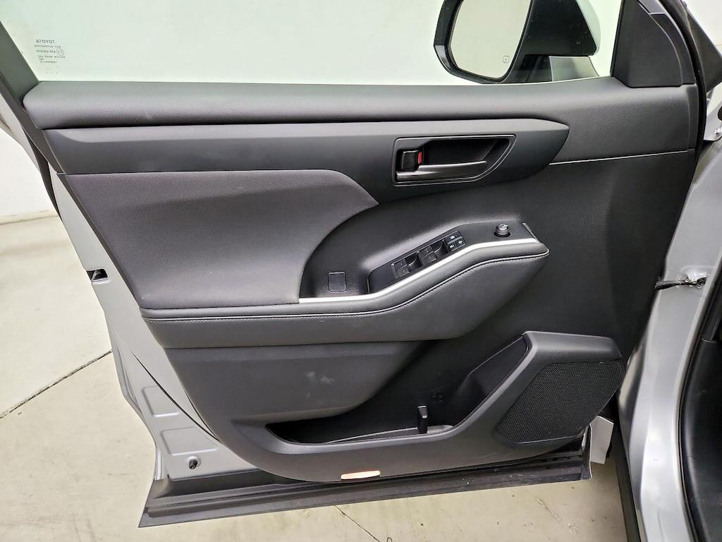 used 2021 Toyota Highlander car, priced at $27,998