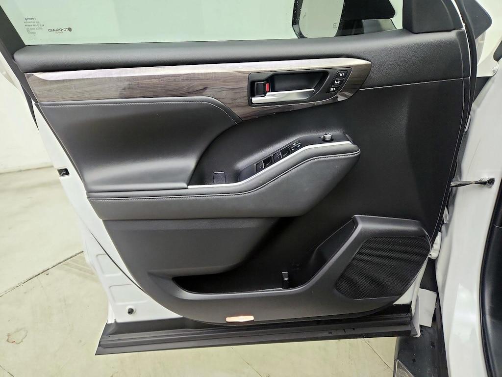used 2023 Toyota Highlander car, priced at $40,998