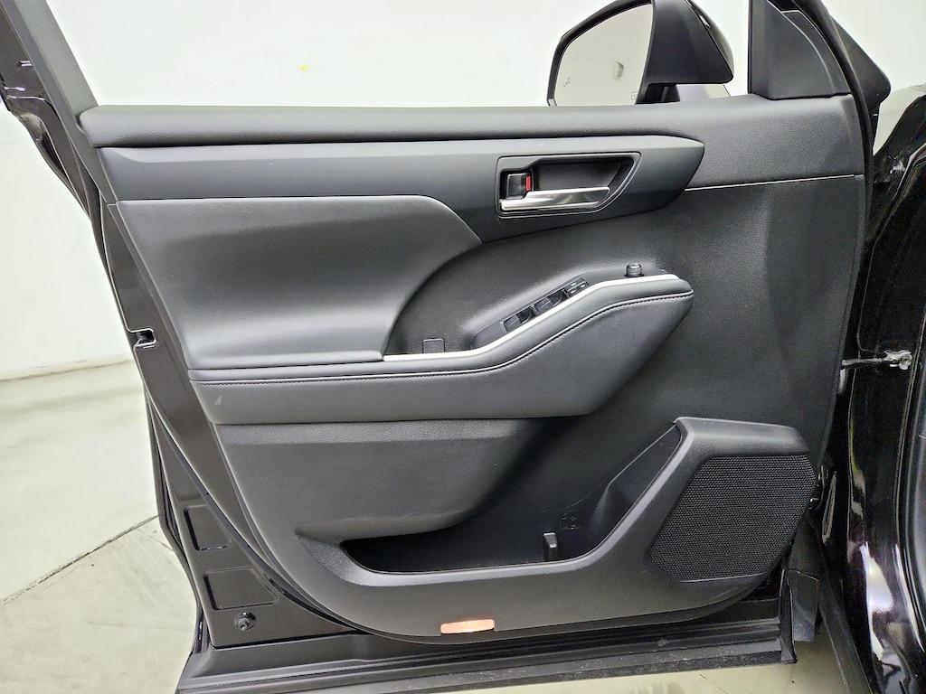 used 2022 Toyota Highlander car, priced at $37,998