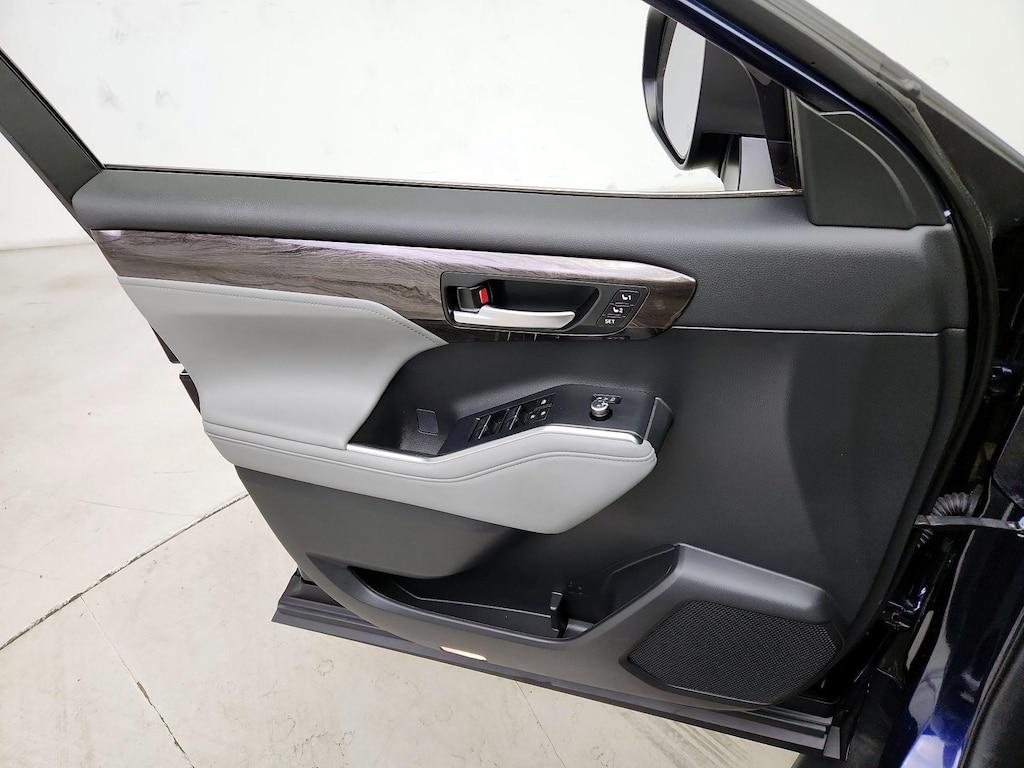 used 2023 Toyota Highlander car, priced at $48,998