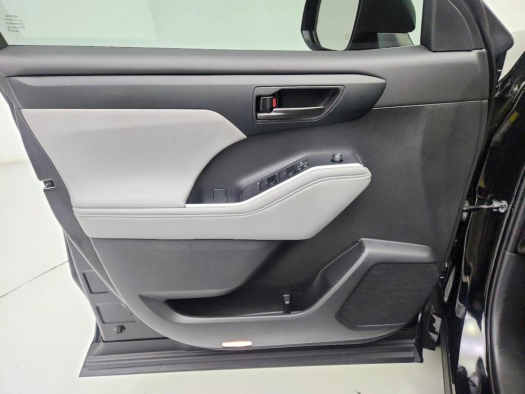 used 2024 Toyota Highlander car, priced at $35,998