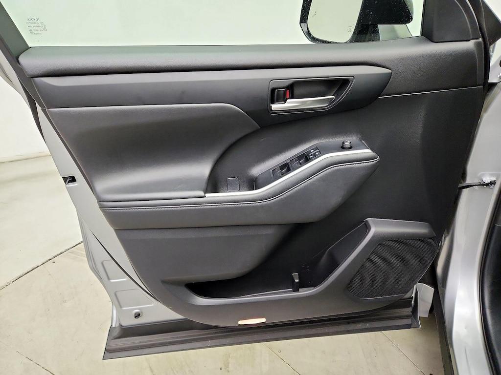 used 2021 Toyota Highlander car, priced at $30,998