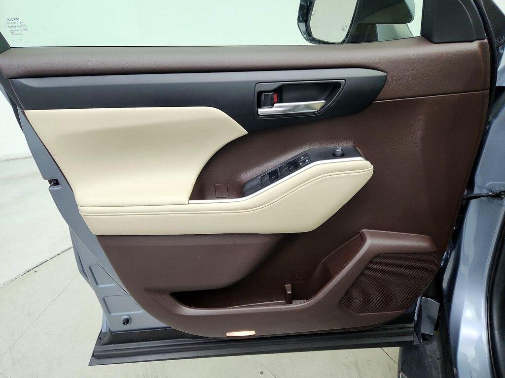 used 2021 Toyota Highlander car, priced at $34,998
