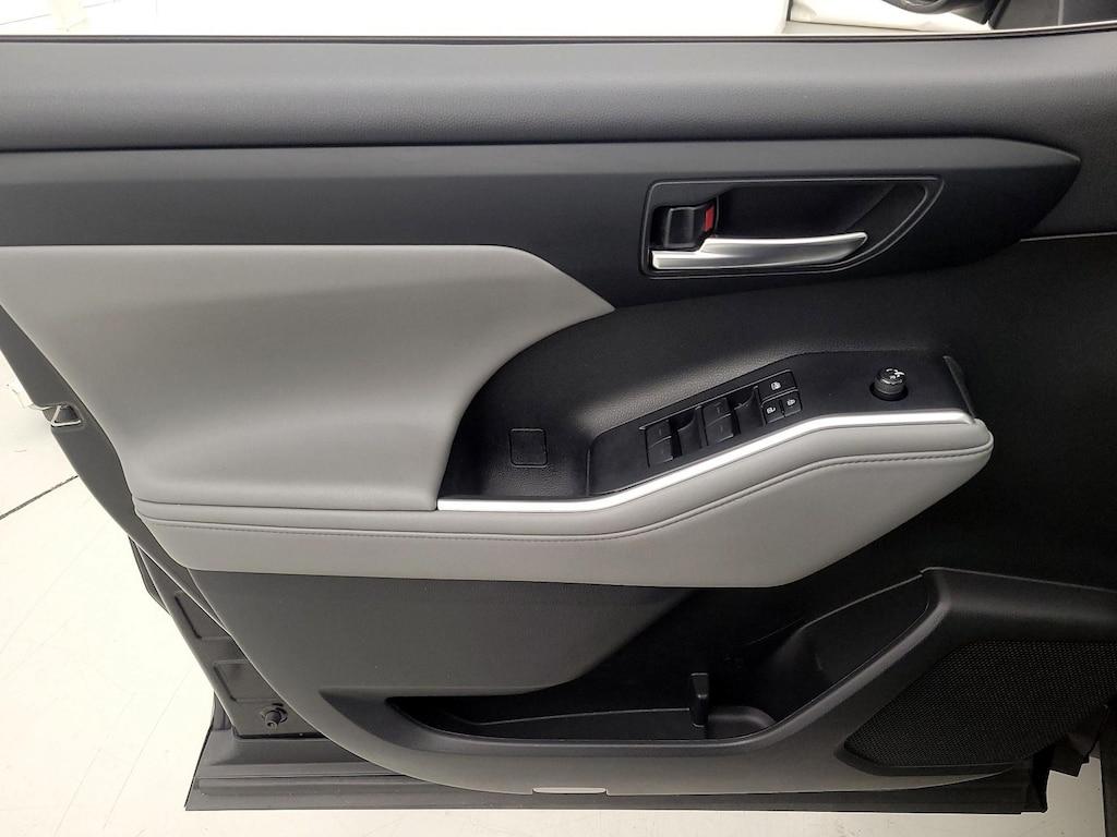 used 2021 Toyota Highlander Hybrid car, priced at $29,998