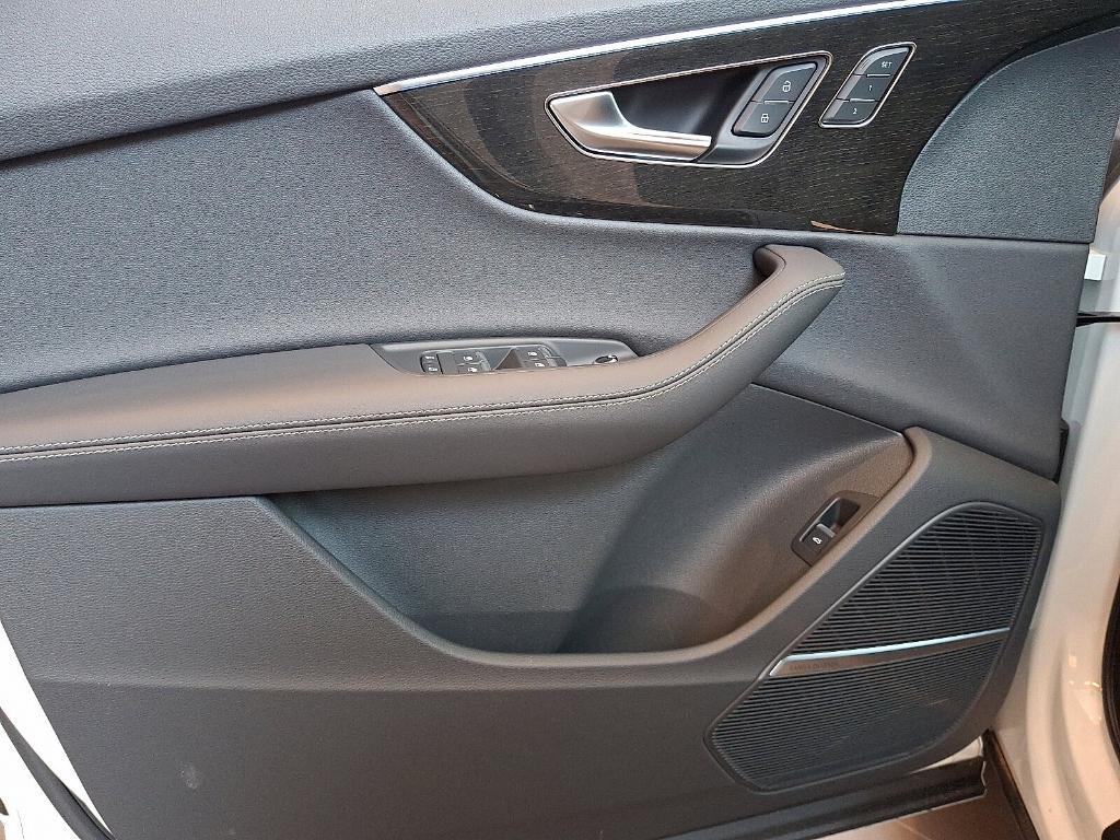 new 2025 Audi Q7 car, priced at $77,580