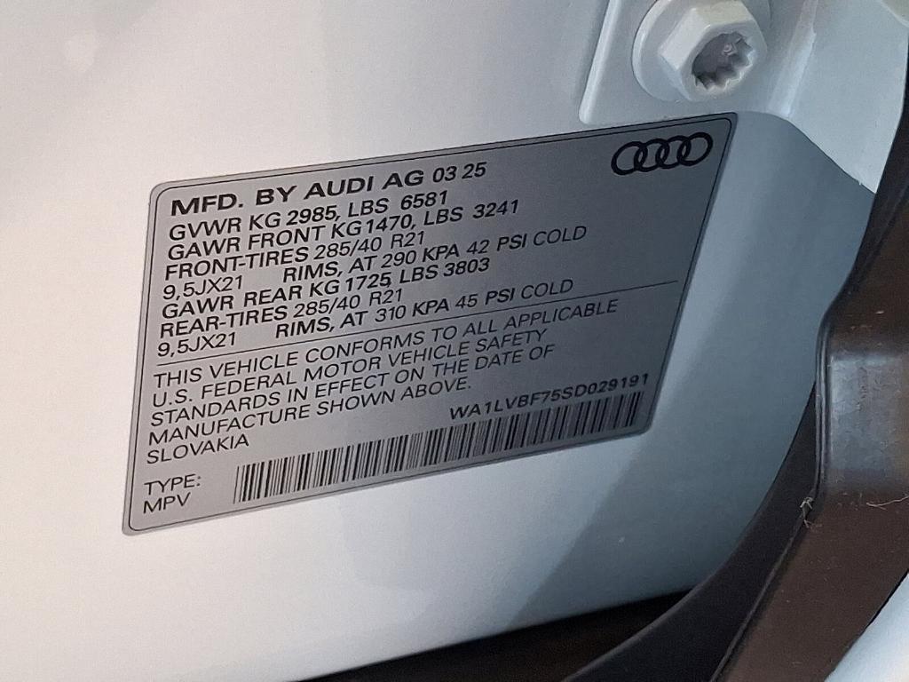 new 2025 Audi Q7 car, priced at $77,580