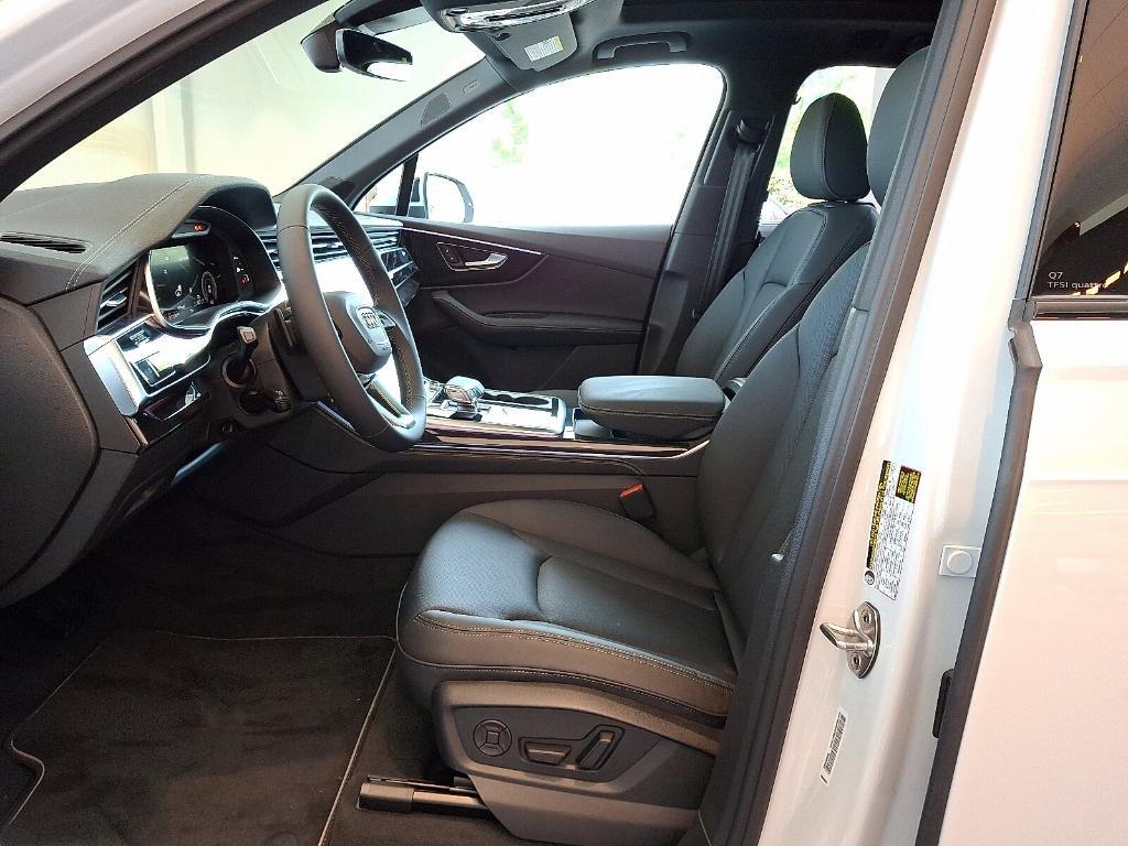 new 2025 Audi Q7 car, priced at $77,580