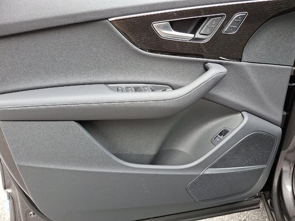 new 2025 Audi Q7 car, priced at $77,580
