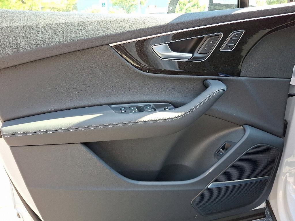 new 2025 Audi Q7 car, priced at $77,580